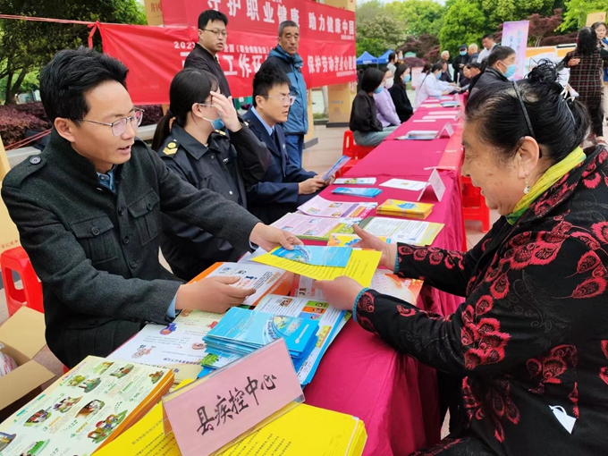 设点摆摊白天广场.jpg