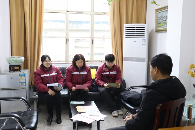 我中心工作人员在江苏飞扬出国劳务公司讲解.jpg